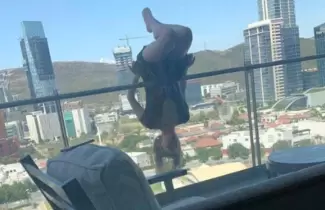 joven-balcon