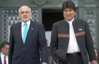 evo-morales-mesa