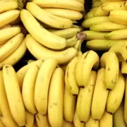 Ni en la heladera ni en el frutero: dónde y cómo guardar las bananas para que no se pongan marrones
