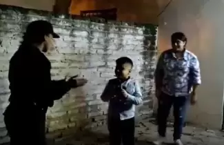 policia-cantando