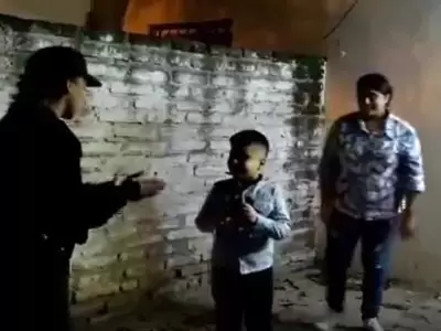policia-cantando