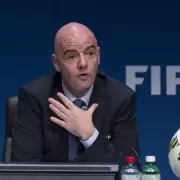 FIFA analiza reformas que podrían cambiar el fútbol: detener el cronómetro y modificar el offside