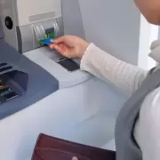 Por qué recomiendan pegar un sticker en la tarjeta de débito y cómo se debe hacer