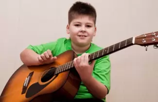 nino-guitarra