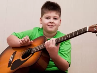 nino-guitarra
