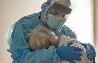 medico-abraza-a-paciente