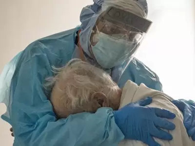 medico-abraza-a-paciente