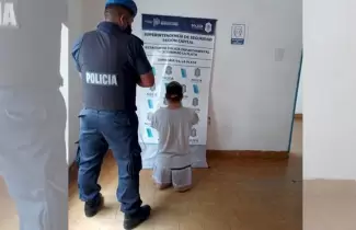 detenido-piernas-brazos
