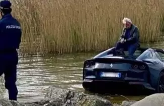 ferrari-cayo-al-agua