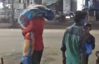 hombre-cargo-el-cuerpo-de-su-esposa