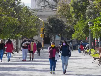 plaza-jujuy-personas-con-barbijo