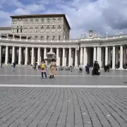 Una joven cay� en una broma ins�lita: le hicieron creer que pod�a elegir al papa y su reacci�n se hizo viral
