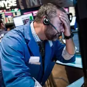 Tensión en los mercados: caen los bonos y acciones, se dispara el riesgo país y el dólar opera en precios récord
