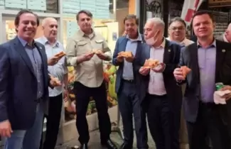 bolsonaro-comiendo-en-la-calle