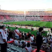 Tragedia en el fútbol argentino: murió un hincha de River tras caer desde una tribuna en el Estadio Monumental