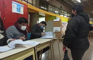 elecciones-2021-legislativas-voto-mesa-votacion