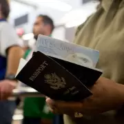 Piden a ciudadanos argentinos que devuelvan miles de pasaportes por una falla de seguridad en su fabricaci�n