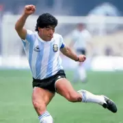 Subastan la primera camiseta que Maradona usó en un Mundial: cuál es el precio