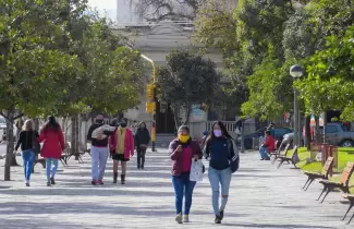 plaza-jujuy-personas-con-barbijo