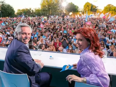 alberto-fernandez-y-cristina-cierre-de-campana
