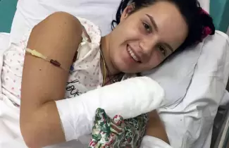 mujer-manos-hacha-ex