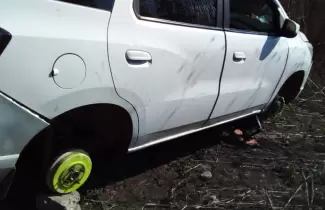 auto-robado-sin-ruedas-perico