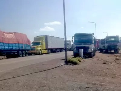 camiones-en-el-paso-de-jama-