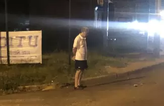 espera-a-su-hija-en-la-parada-de-colectivos