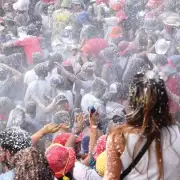 Purmamarca prohibió la venta y uso de pintura y espuma de nieve con color en los festejos de Carnaval
