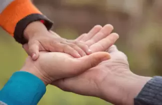 nino-mano-padre-madre