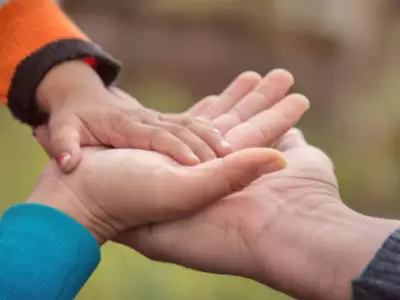 nino-mano-padre-madre