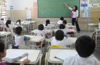 maestra-aula-alumnos