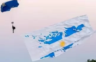 paracaidismo-con-la-bandera-de-las-islas