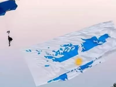 paracaidismo-con-la-bandera-de-las-islas