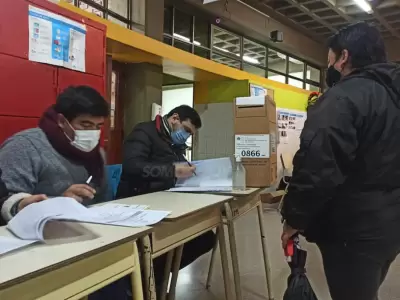 elecciones-2021-legislativas-voto-mesa-votacion