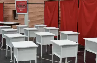donacion-de-mesas-de-la-escuela-de-minas-al-pablo-soria-