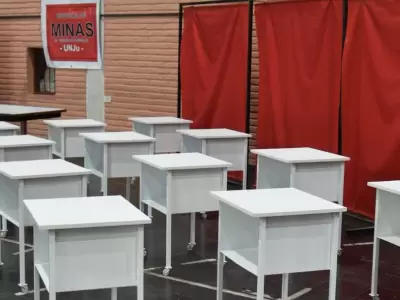 donacion-de-mesas-de-la-escuela-de-minas-al-pablo-soria-
