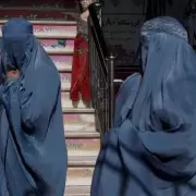 Los talibanes decretaron el uso obligatorio del burka en lugares públicos de Afganistán