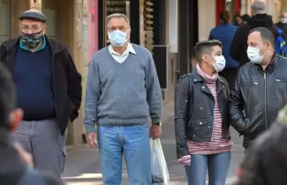 gente-barbijos-calle