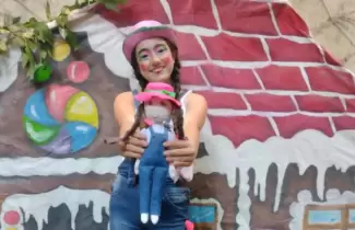 adolescente-hace-obras-de-teatro-a-la-gorra
