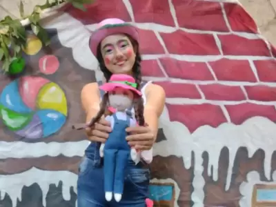 adolescente-hace-obras-de-teatro-a-la-gorra