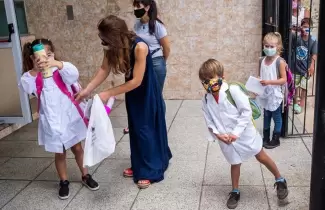 madre-ninos-escuela