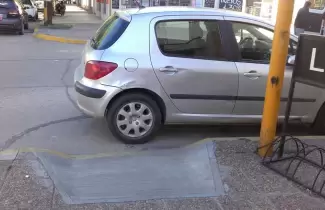 auto-mal-estacionado-