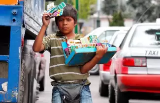 nino-vendiendo