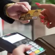 Casi 4 millones de argentinos dejaron de usar tarjeta de crédito: por qué pasó y a quiénes culpan los bancos