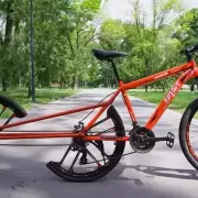 Creó una bicicleta que funciona con una rueda partida al medio y se hizo viral