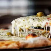 Pidió una pizza y lo que llegó se volvió viral: "Hojas A4 con queso"