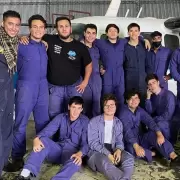 Alumnos de una escuela técnica reparan un avión que participó en la Guerra de Malvinas