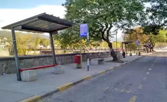 Paradas de colectivos vacias en Av. 19 de abril