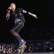 Emoción pura: Coldplay subió al escenario a un fan con autismo para cantar una canción